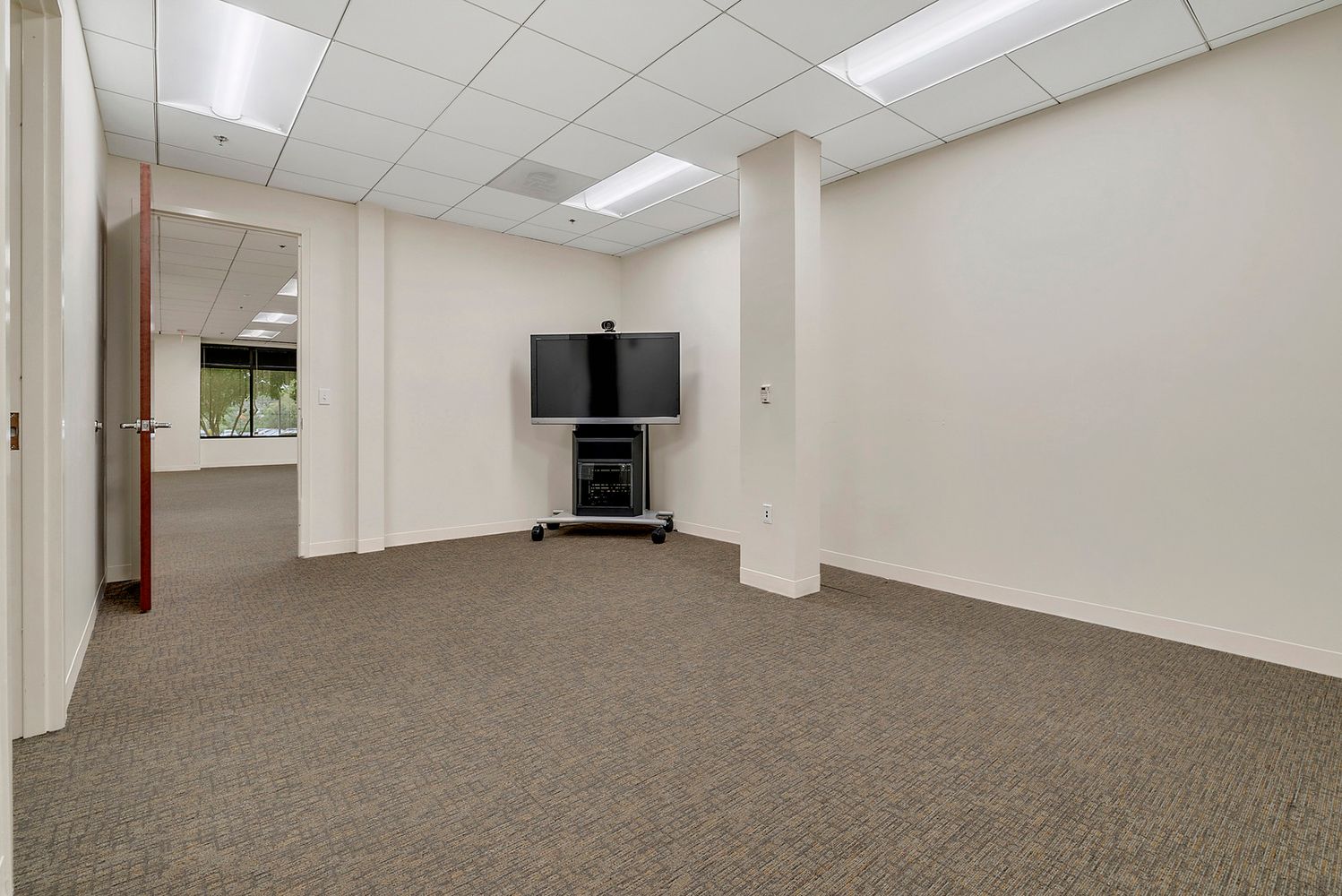 106 Catoctin Cir SE, Leesburg, VA 20175
